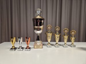 Pokale für die Wertungen beim Dorfpokalschießen.